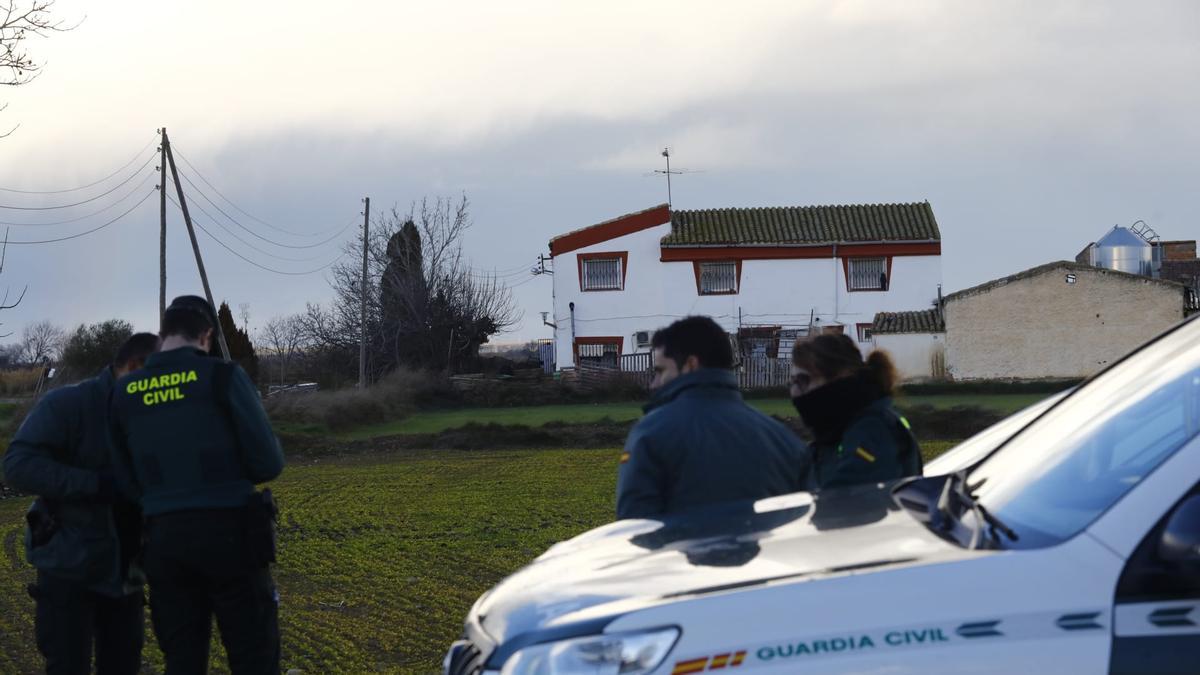 Agentes de la Guardia Civil durante el dispositivo para tratar de detener a los sospechosos del tiroteo de Villamayor.