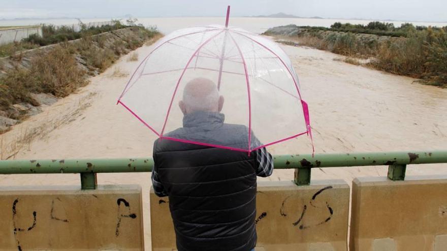 Un vecino de Los Alcázares contempla la rambla del Albujón en su desembocadura.