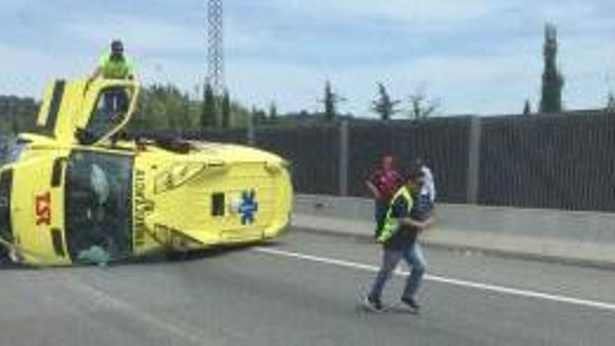 Bolca una ambulància amb un ferit a dins després d&#039;un xoc amb un tràiler