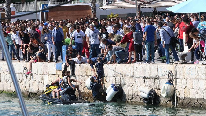 Una imagen tomada durante el rescate del niño, después de precipitarse por el borde y caer al mar en el Muelle Uno.