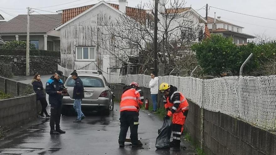 Emergencias limpia la carretera en la que se produjo el accidente y la Policía Local instruye diligencias.