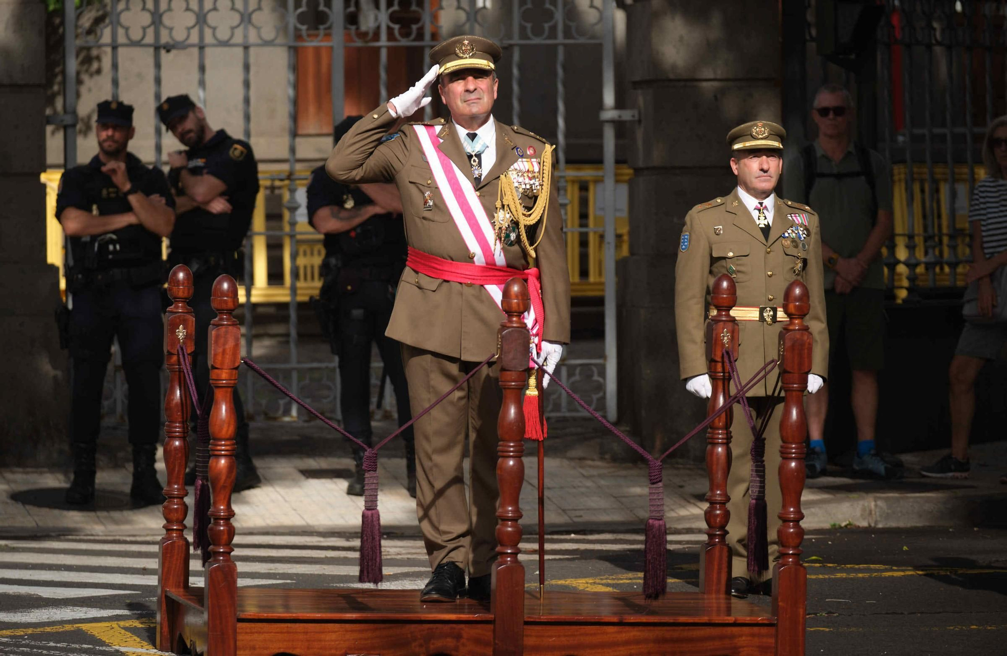 Desfile de tropas con motivo de la Pascua Militar en la plaza Weyler