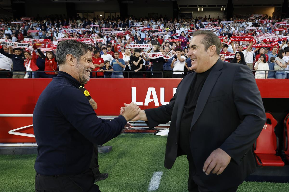 Los entrenadores del Sevilla, Quique Sánchez Flores y del Granada, José Ramón Sandoval, se saludan antes del partido de la jornada 34 de LaLiga que Sevilla y Granada disputan hoy domingo en el estadio Sánchez Pizjuán de Sevilla.