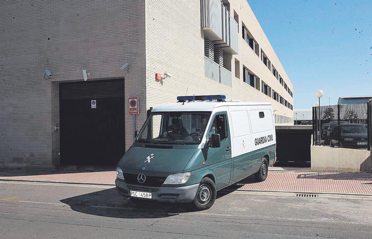 FURGÓN DE DETENIDOS DE LA GUARDIA CIVIL SALIENDO DE LA CIUDAD DE LA JUSTICIA DE CASTELLO