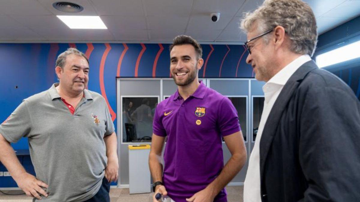 Eric Garcia charla con Joan Vehils, director de SPORT, y Ferran Correas