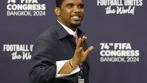 Bangkok (Thailand), 17/05/2024.- Former Cameroons national soccer player Samuel Etoo greets as he arrives to attend the 74th FIFA Congress in Bangkok, Thailand, 17 May 2024. More than 3,000 delegates from 211 affiliated associations and chiefs of six continental soccer governing bodies including soccer legends attend the meeting to discuss the soccer game and vote for the country to host the 2027 Womens World Cup. (Mundial de Fútbol, Camerún, Tailandia) EFE/EPA/RUNGROJ YONGRIT