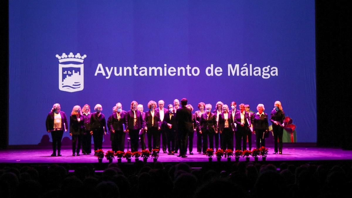 Una imagen de la gala de clausura de los talleres de mayores de Málaga, en el Teatro Cervantes.