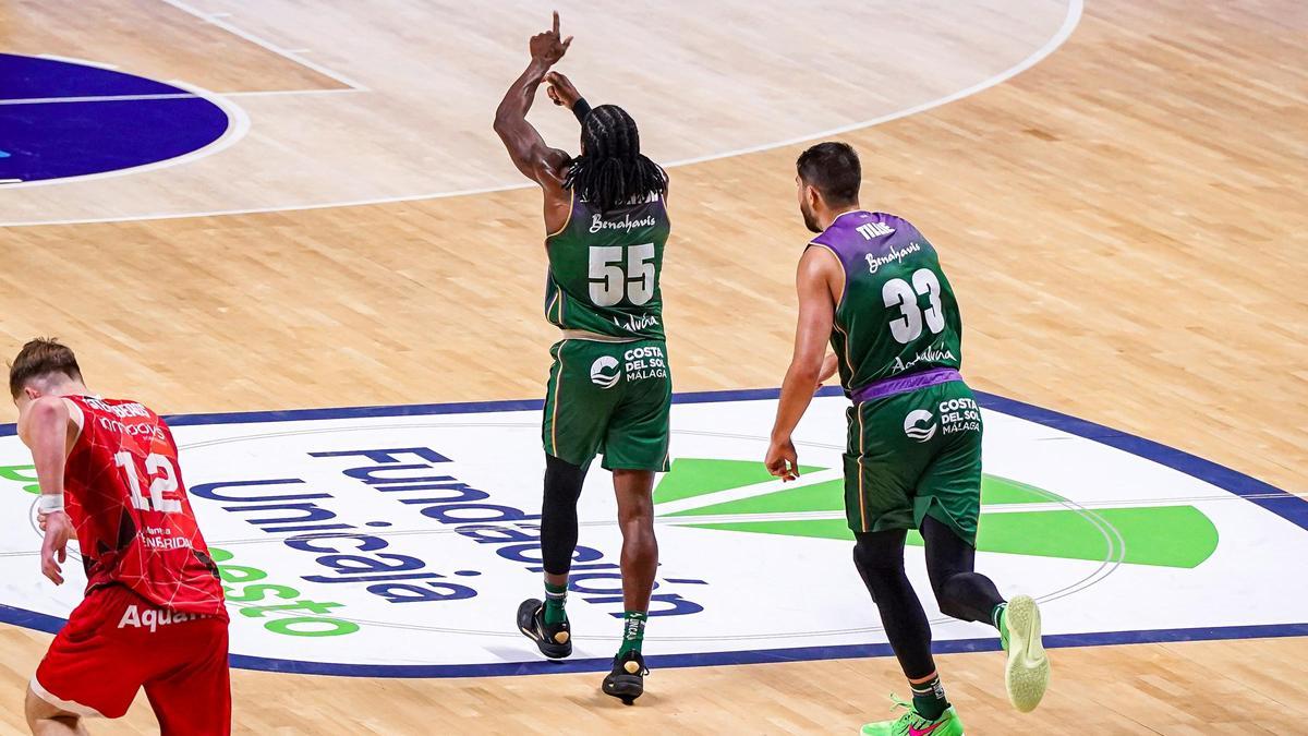 Kendrick Perry y Killian Tillie celebran una acción contra el Manresa.