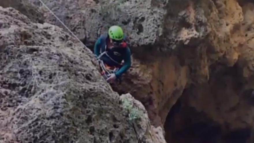 Rescate del cadáver del joven despaarecido en la cueva de s?Ullal de na Coloms en Ibiza