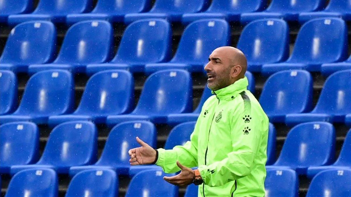 Abelardo se desgañitó dando instrucciones en la banda del Coliseum