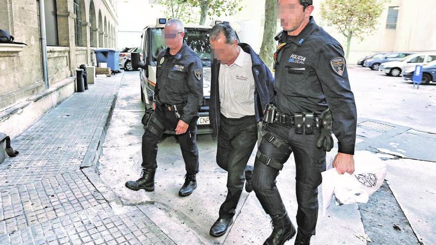 Agentes de la Policía Local trasladan, ayer, al juzgado al conductor del Mercedes detenido.