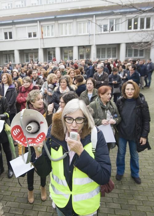 Centenares de funcionarios de la Administración de Justicia han marchado por las calles de A Coruña y otras ciudades gallegas para reivindicar mejoras salariales y sociales.