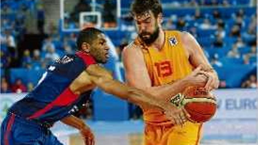 Batum defensant Marc Gasol durant el França-Espanya de divendres.