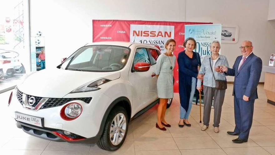 Miguel Ángel González, gerente de Cyasa, entregando las llaves del coche a Josefa Pardo y a su hija María José Gómez Pardo; a la izquierda, Luisa López, directora comercial de LA NUEVA ESPAÑA.