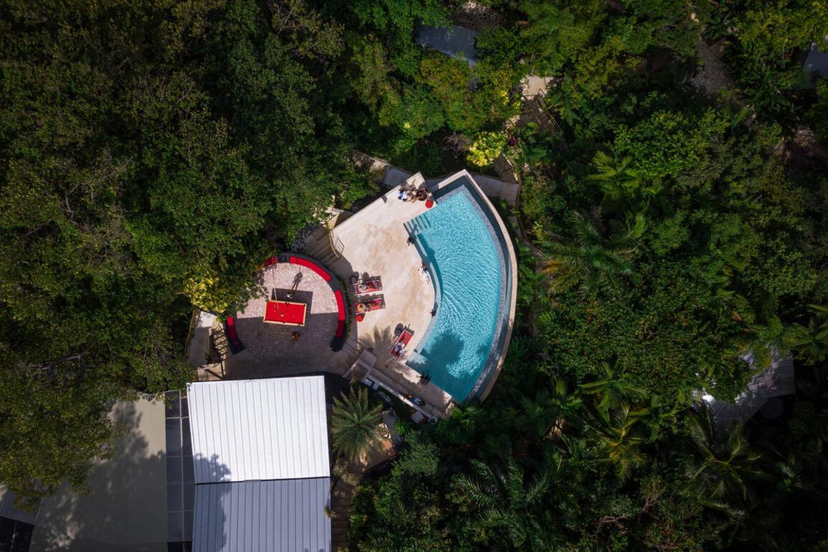 Piscina y bar del Geejam Hotel.