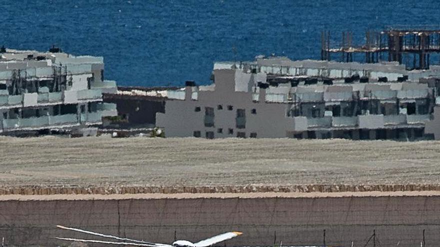 Un helicóptero de Salvamento llega al aeropuerto Tenerife Sur.