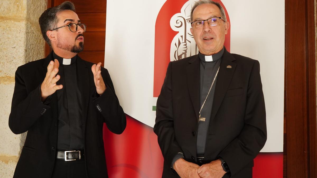 El sacerdote Florentino Pérez y el obispo de Zamora, Fernando Valera, en el Seminario