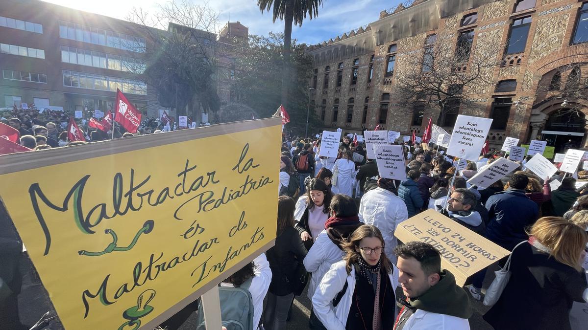 Los sanitarios se han manifestado desde el Departament de Salut hasta la estación de Sants en defensa de la sanidad pública durante el primer día de la huelga de médicos.