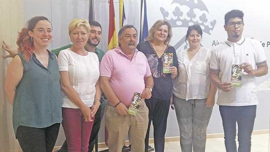 Llúcia Segura, Joaquín de María y Aligi Molina junto con representantes de asociaciones.