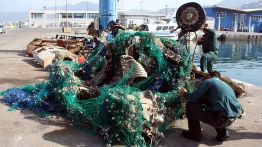 Imatge de les restes de l&#039;avió al port de Roses.