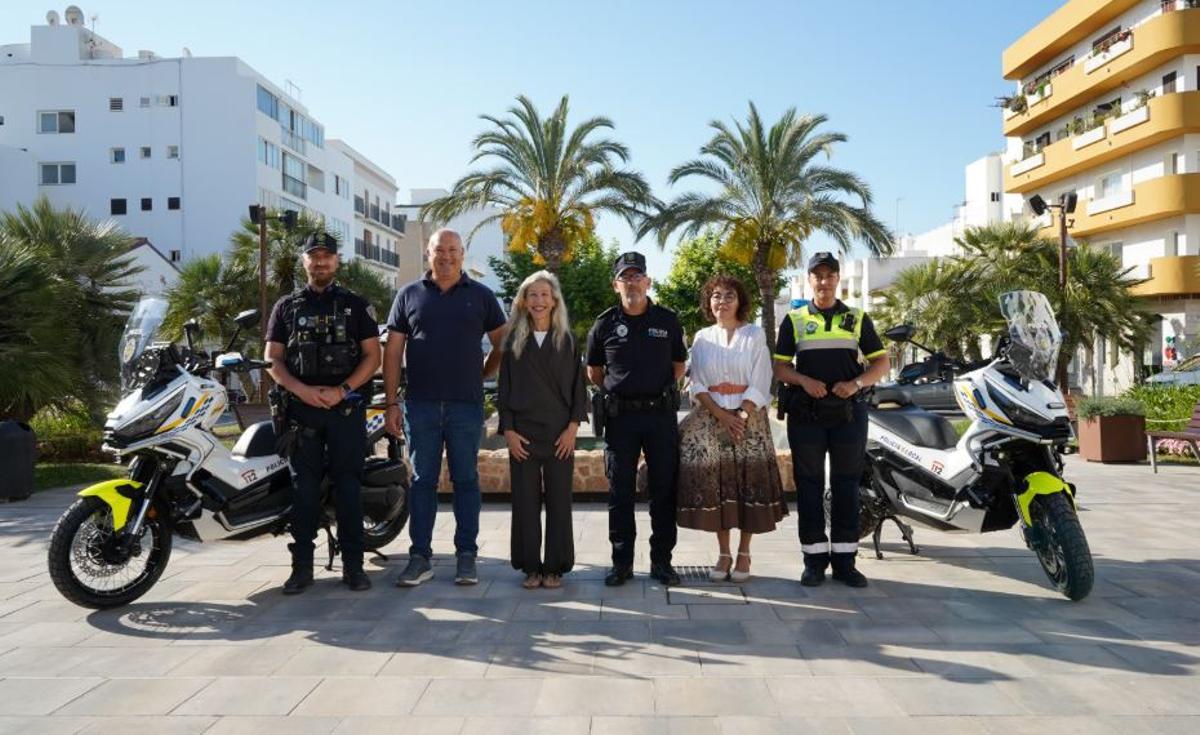 La alcalea en el centro, en la presentación del nuevo material de la  Policía Local.