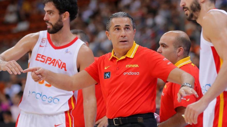 Scariolo da instrucciones a Pau Ribas, durante el Mundial de China.