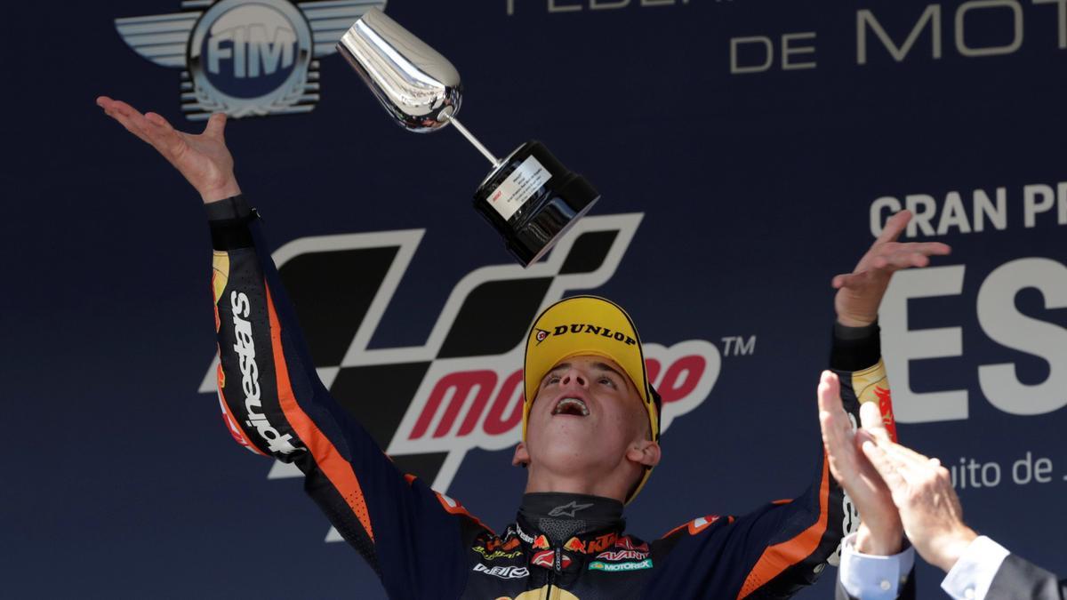 Pedro Acosta (KTM) lanza el trofeo de Jerez por los aires. / EFE