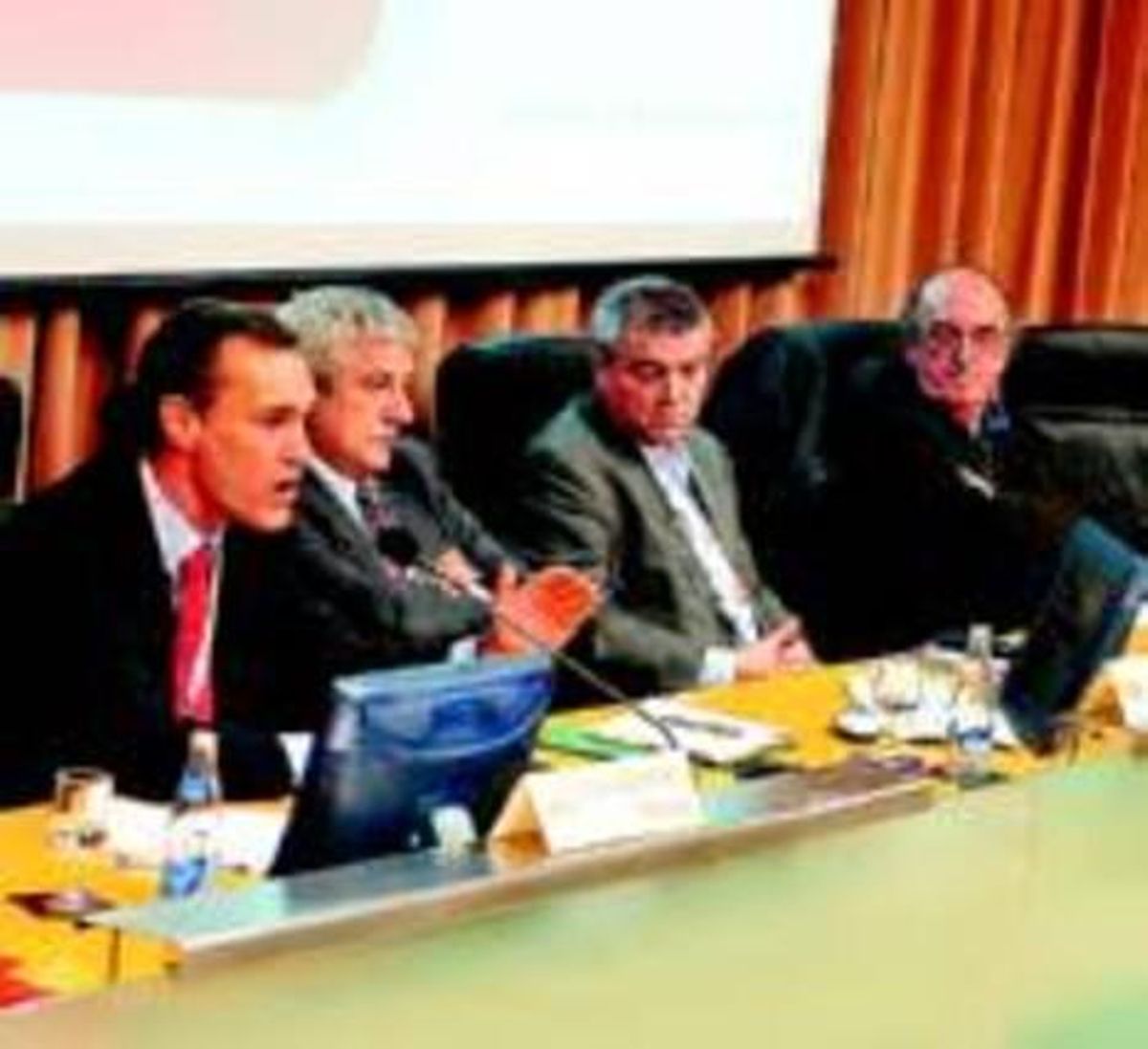 D’esquerra a dreta, Silvio González (A-3), Juan Ruiz de Gauna (La Sexta), Antoni Esteve (Grup Lavinia) i Jaume Roures (Mediapro). D’esquerra a dreta, Silvio González (A-3), Juan Ruiz de Gauna (La Sexta), Antoni Esteve (Grup Lavinia) i Jaume Roures (Mediapro).