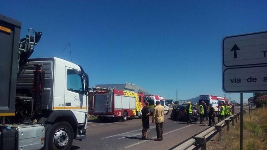 Tres heridos al colisionar un coche y un camión en la 340 en Vinaròs