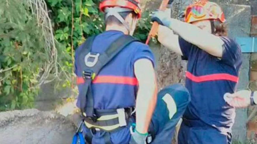 Una dotación de bomberos rescata a un perro que se cayó a un pozo en Sanxenxo