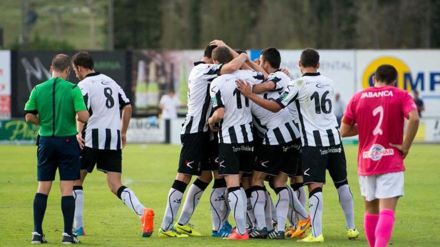 Los jugadores del Lealtad celebran el gol ante el Pontevedra del pasado domingo.