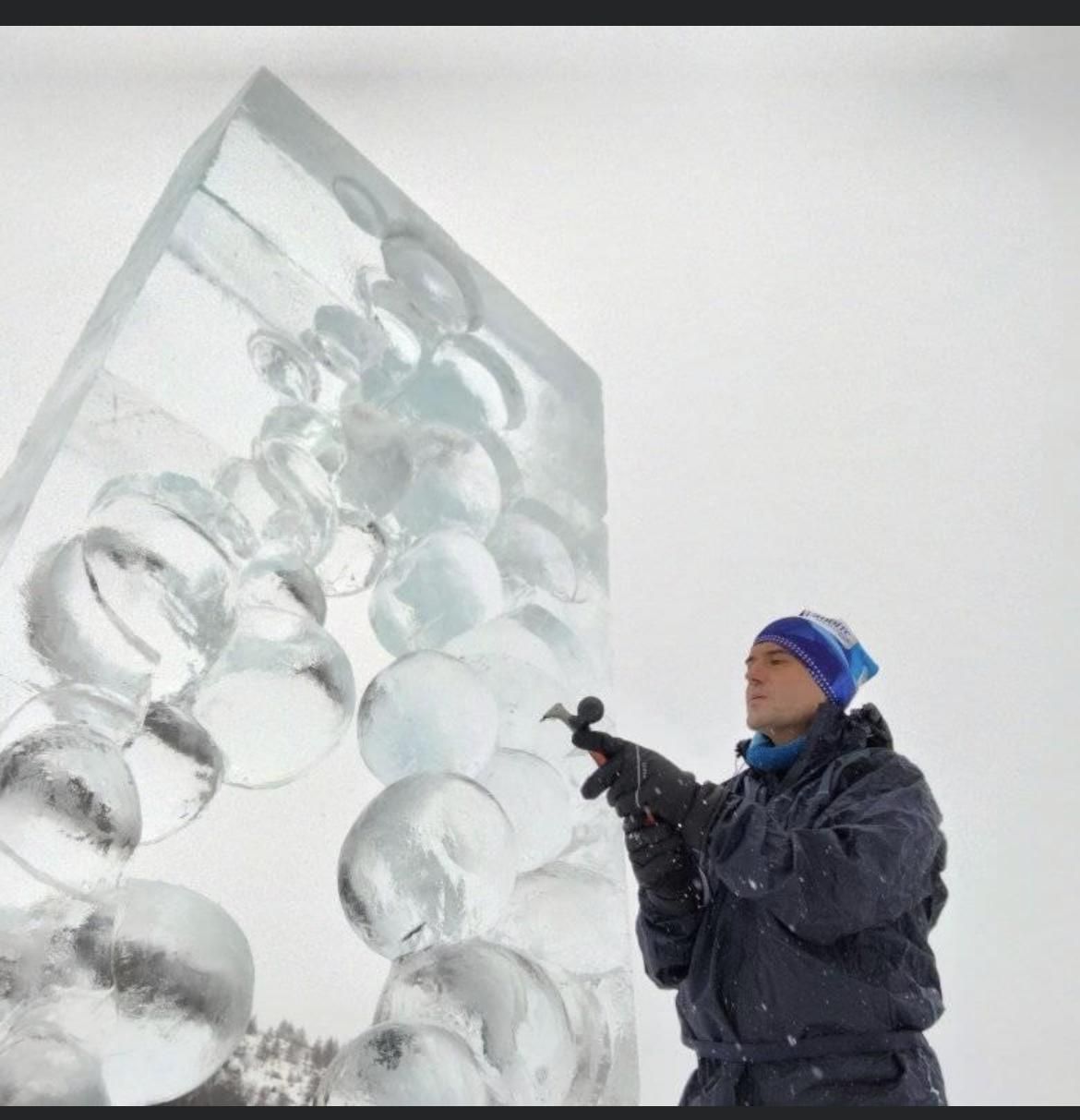 Premio al artista alicantino Enrique Jordá por una escultura en hielo