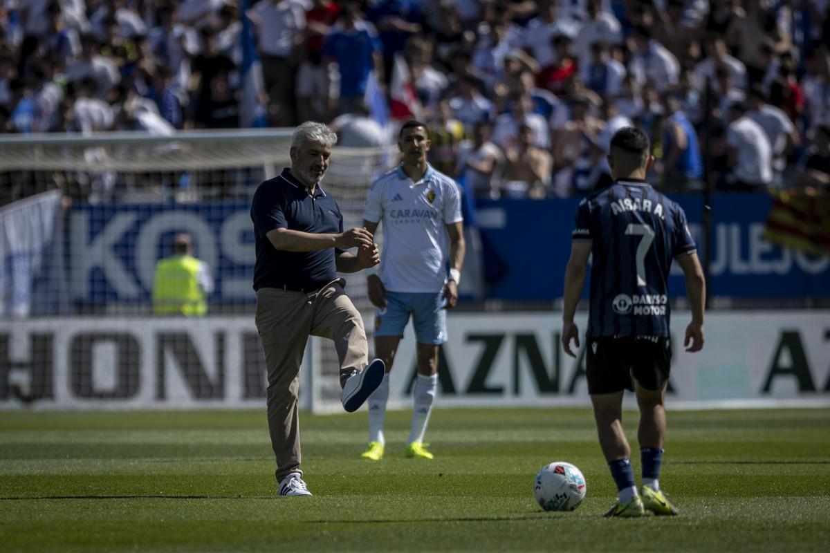 Nayim, en el saque de honor que hizo en el Ibercaja Estadio el sábado