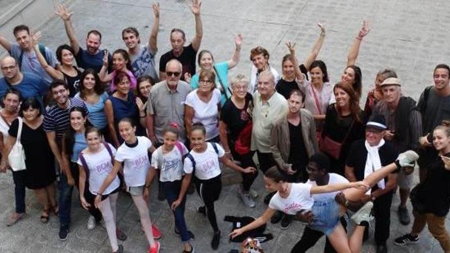 Representants d&#039;entitats i dansaires que participaran en l&#039;espectacle «Manresa Balla!» el 21 d&#039;octubre a la Sala Gran del Kursaal