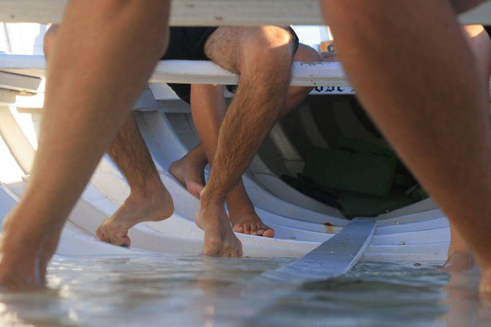 La Asociación de Amigos de la Barca de Jábega celebró el pasado lunes el solsticio de verano en la playa de La Araña con paseos en barca de jábega, sones de caracolas y lectura de poemas y relatos