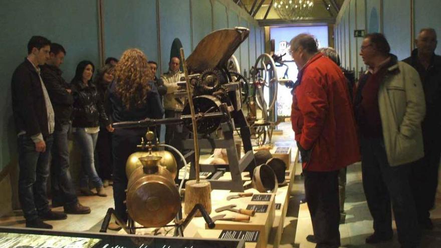 Un grupo de personas escucha las explicaciones de la guía del Museo del Vino sobre sus fondos. Foto