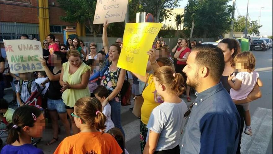 Padres y alumnos del colegio de La Palma protestan para pedir un aula prefabricada