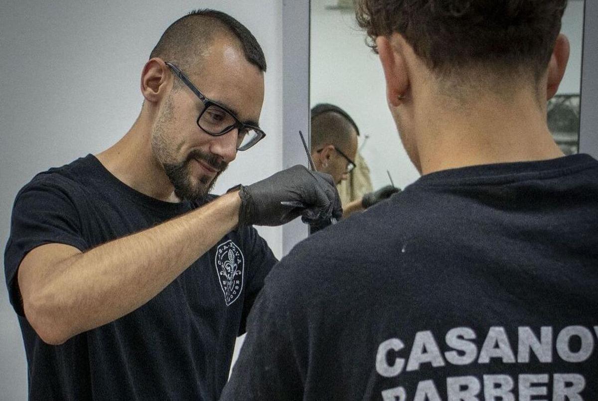 Pau Ribes, formándose como barbero en la Academia Casanova Mataró tras retirarse de la natación artística.