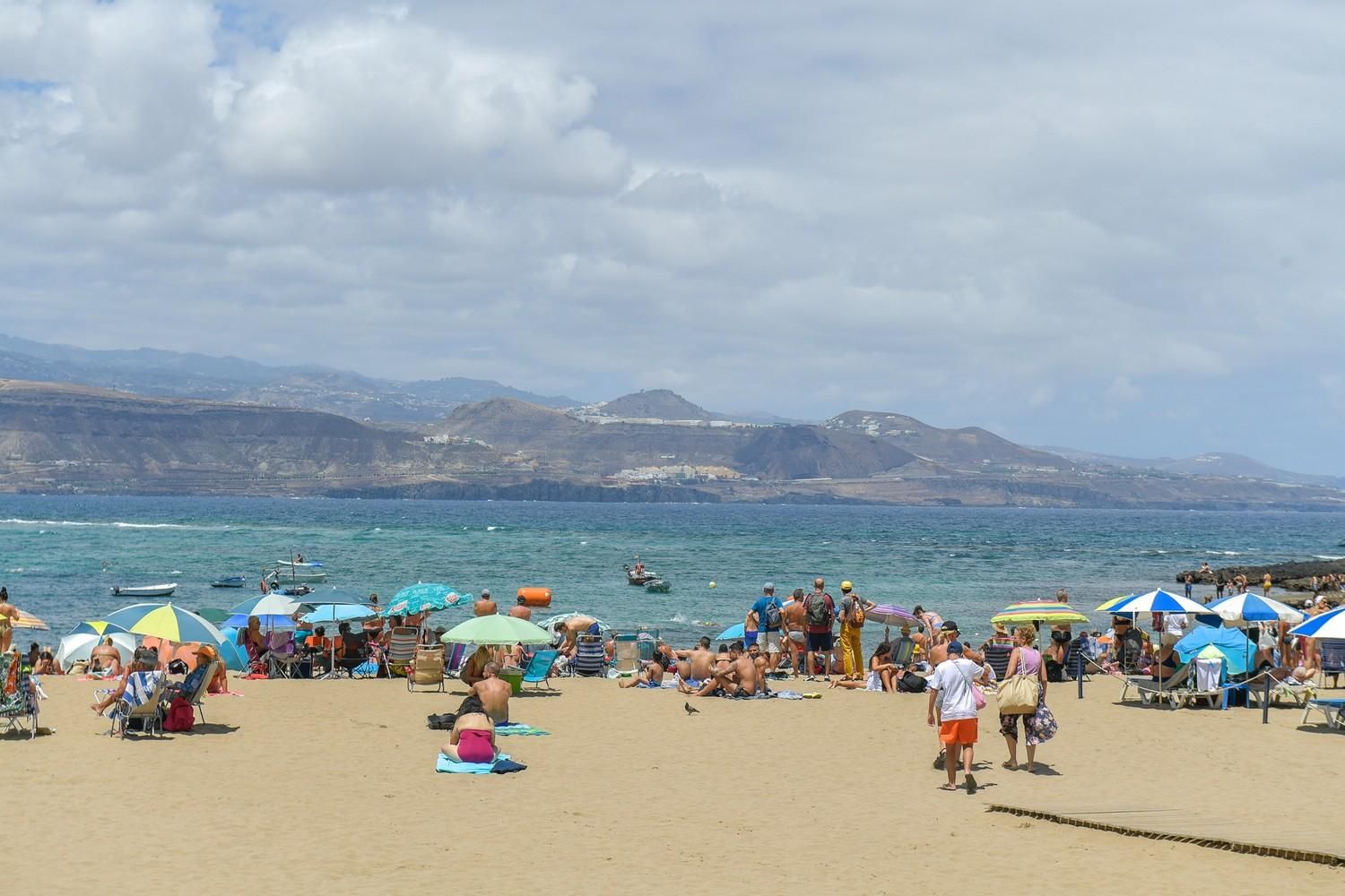 Día de playa en Las Canteras tras la noche de San Juan