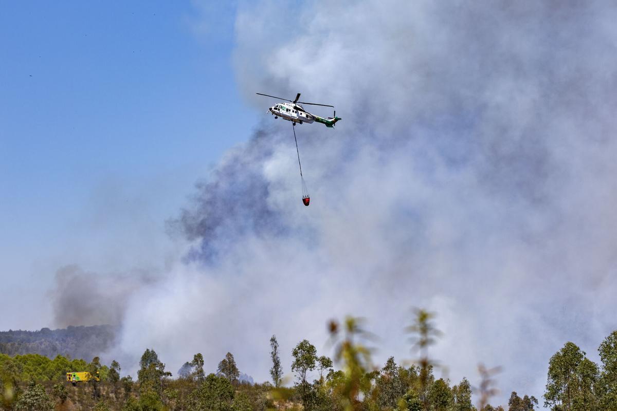 Un helicóptero trabaja en las labores de extinción del incendio forestal de Niebla. Un helicóptero trabaja en las labores de extinción del incendio forestal de Niebla.