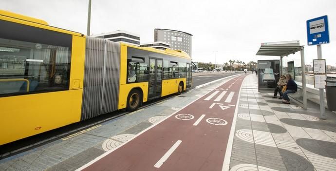 01.04.19.Las Palmas de Gran Canaria. Carril bici y parada de guaguas en la Avenida Marítima. Foto Quique Curbelo  | 01/04/2019 | Fotógrafo: Quique Curbelo