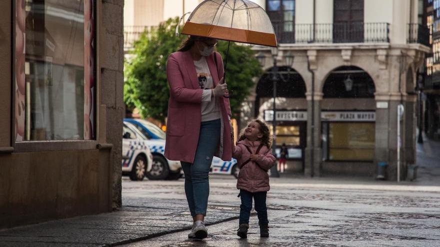 Una mujer pasea con su hija por las calles de Zamora en una imagen de archivo.