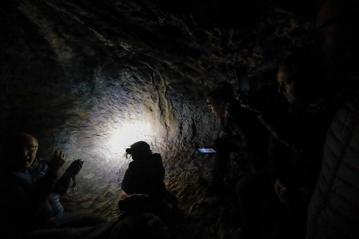 Imágenes de la visita nocturna a las pinturas rupestres de la Sarga