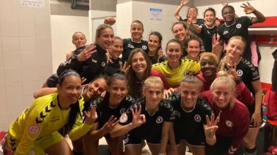 Las jugadoras del Zaragoza CFF celebran la victoria en el vestuario de Badalona.