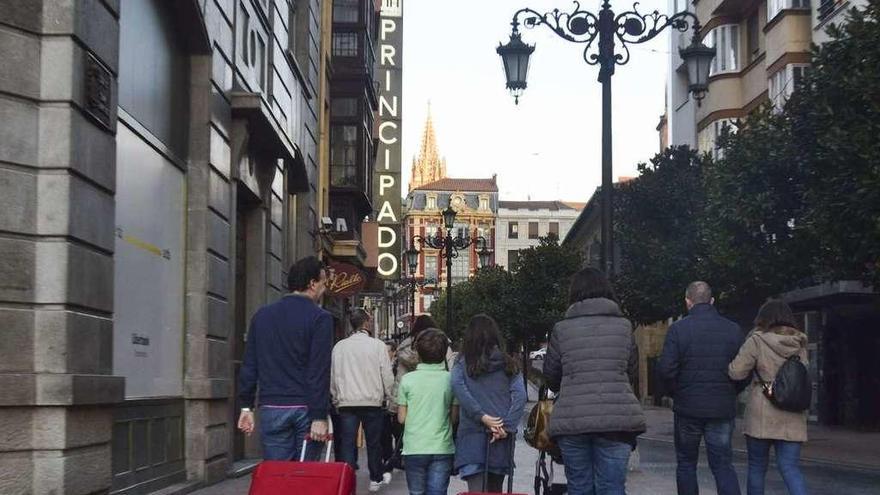 Turistas con maletas en el centro de Oviedo.