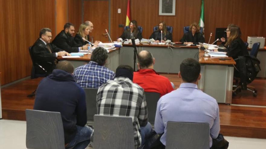 Los cinco acusados, durante el juicio que ha empezado hoy en la Ciudad de la Justicia.