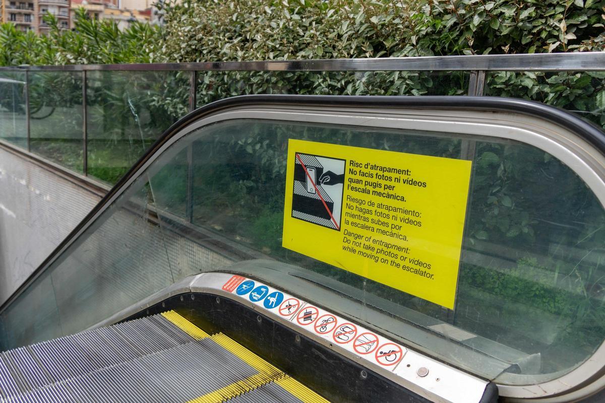 Las escaleras mecánicas de salida de la estación de metro Sagrada Familia de Barcelona se han hecho virales, hasta el punto de que la autoridad de transportes barcelonesa ha tenido que colocar carteles advirt