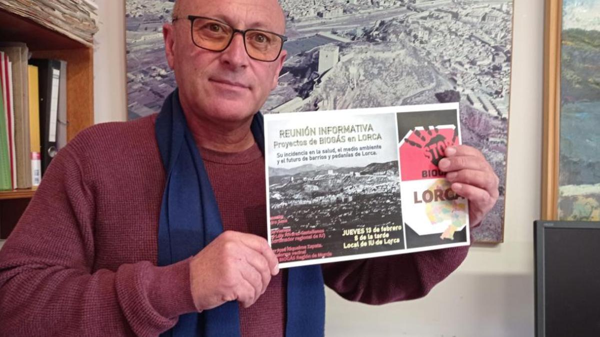 Pedro Sosa posa con el cartel anunciador de la reunión.