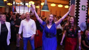 Fiesta de estadounidenses residentes en Barcelona en el restaurante Bistro Art para seguir las elecciones en EEUU.