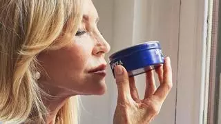Carmen Lomana (78 años): "Utilizo la crema Nivea del bote azul para la cara, para los codos, las rodillas, las manos, los pellejitos, para los labios... te quedan unos morritos fenomenales. También para todos esos pelillos que se te quedan tiesos"